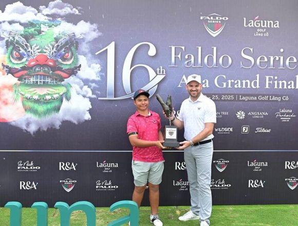 Tuan Anh is presented with his trophy by Matthew Faldo, Faldo Series Director