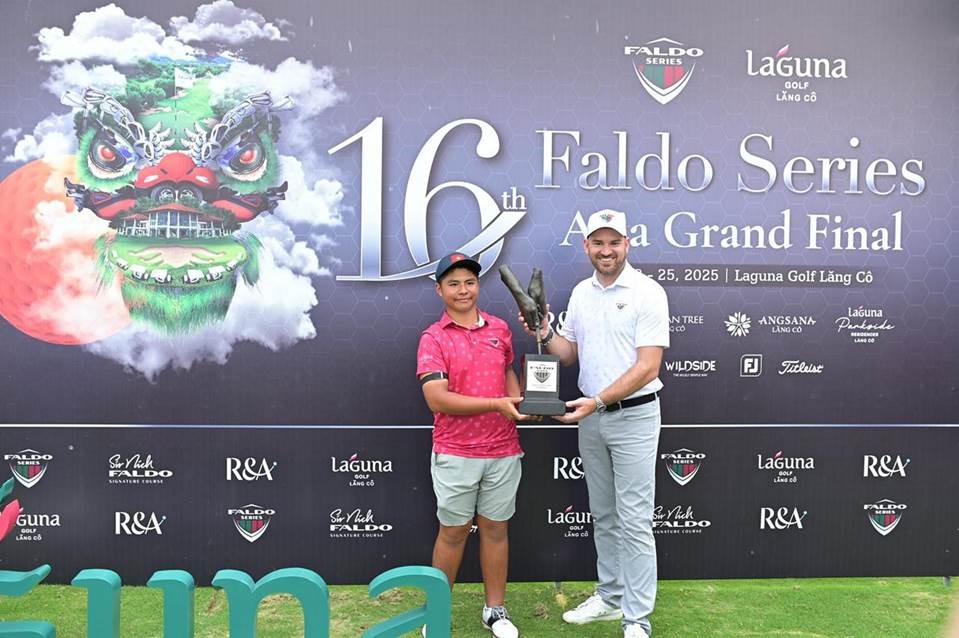 Tuan Anh is presented with his trophy by Matthew Faldo, Faldo Series Director