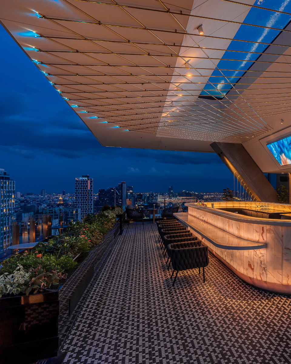 LUZ Bangkok Tapas Bar, crowning Thailand’s first INNSiDE by Meliá hotel, has introduced a “Viva la Fiesta” experience replete with guest DJs, live percussionists, a giant pan of paella, and sweeping views of Bangkok’s skyline by night.
