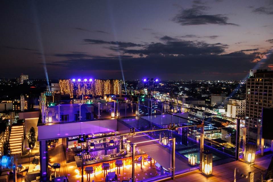 Perched on Meliá Chiang Mai’s 22nd floor, MAI The Sky Bar offers spectacular views of the Ping River to the city’s east and famed Doi Suthep Temple on the mountaintop to the west. The remarkable venue features rooftop terraces at varying heights, with a spectacular glass bridge connecting the bar’s highest seating areas.