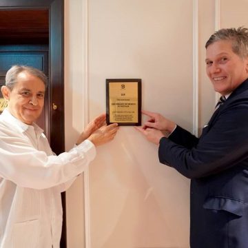 Ambassador of Mexico to Vietnam Alejandro Negrin and Sofitel Legend Metropole Hanoi General Manager George Koumendakos unveil the plaque outside Room 215