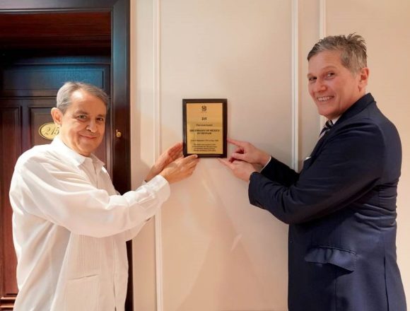 Ambassador of Mexico to Vietnam Alejandro Negrin and Sofitel Legend Metropole Hanoi General Manager George Koumendakos unveil the plaque outside Room 215