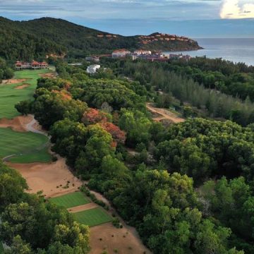 The Sir Nick Faldo Signature Design is wedged between the mountains and the ocean