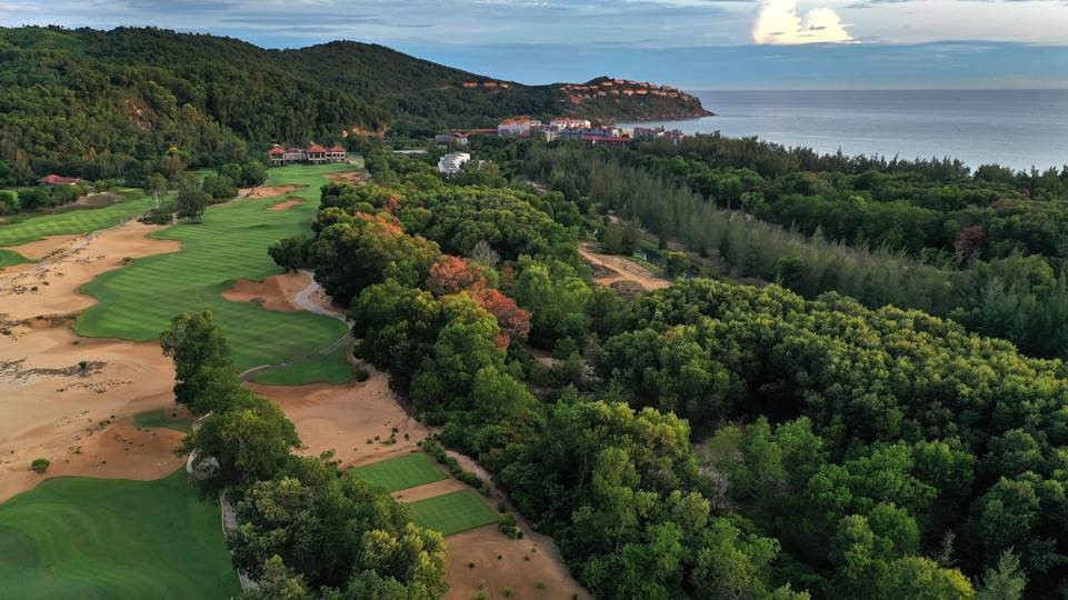 The Sir Nick Faldo Signature Design is wedged between the mountains and the ocean