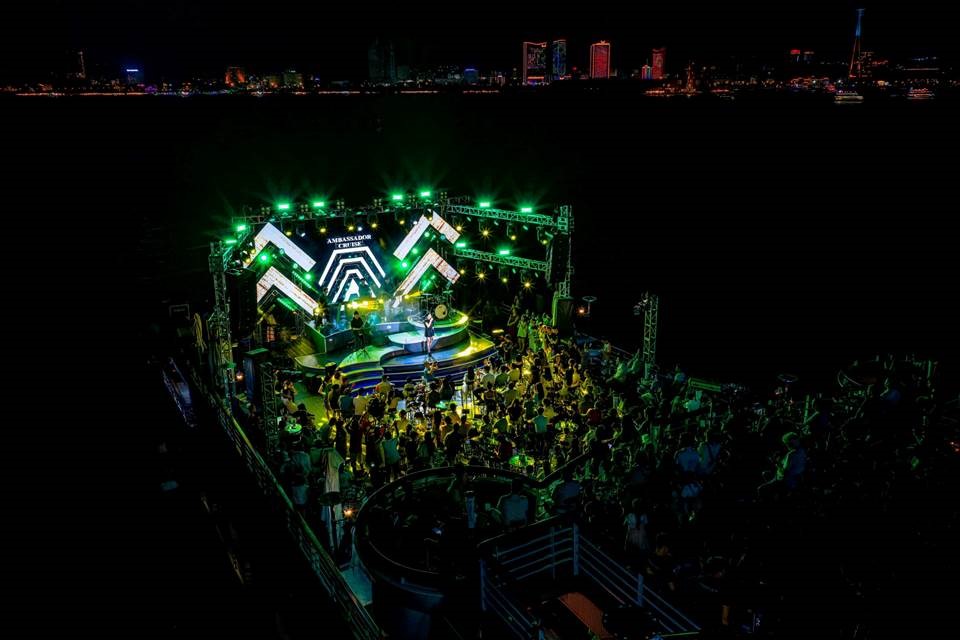With its newly updated 100sqm stage area, advanced technical set-up including a lighting system with more than 150 specialised devices, and an audience of up to 600 guests, Love in the Bay was deemed the “largest scale music program on a cruise in Vietnam”.