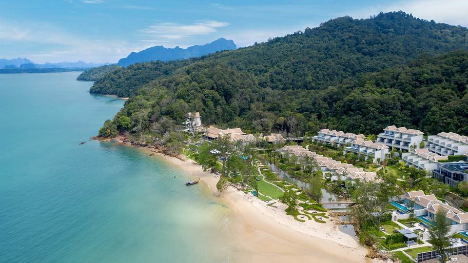 Nestled into a verdant hillside, Banyan Tree Krabi overlooks the sapphire waters of the Andaman Sea