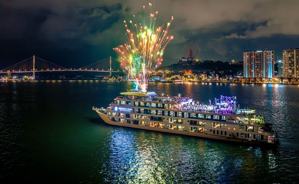 The five-star line behind Halong Bay’s most remarkable cruise experiences, Ambassador Cruise, has clinched two national records due to ‘Ambassador Cruise II’ vessel’s huge capacity and compelling entertainment set-up.