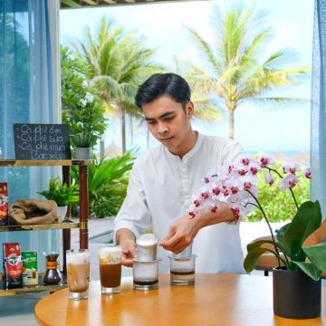 In a nod to Vietnam’s rich coffee heritage, Alma Resort Cam Ranh’s barista cycles up to guests’ pavilions and handcrafts their brew before them.