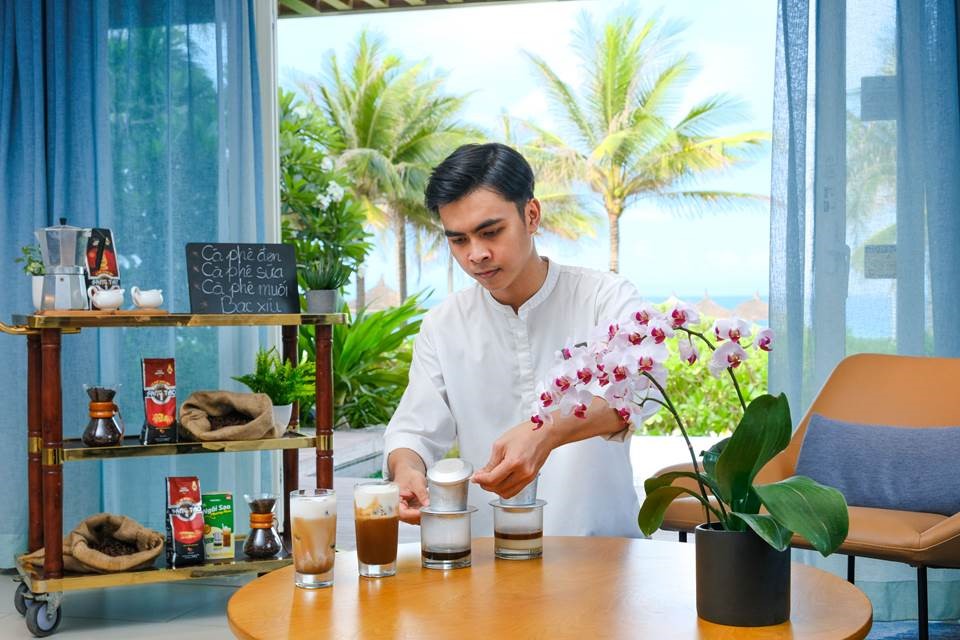 In a nod to Vietnam’s rich coffee heritage, Alma Resort Cam Ranh’s barista cycles up to guests’ pavilions and handcrafts their brew before them.
