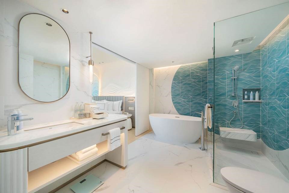 Housed on the upper floors of the new 12-story hotel in vibrant Pattaya, ‘The Level Premium Sea View’, ‘The Level One Bedroom Suite’, ‘The Level Two Bedroom Suite’, ‘The Level Connecting Suite’ and ‘The Level Presidential Suite’ are 31sqm, 61sqm, 90sqm, 88sqm, and 125sqm respectively.