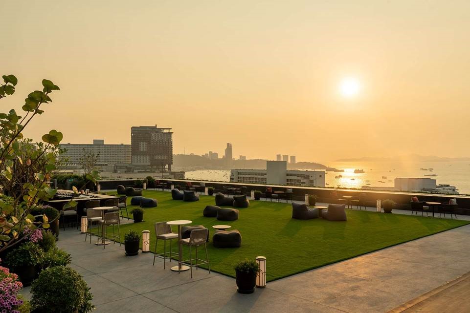 The hotel’s diverse dining landscape includes Yitong Chinese Restaurant and Sky Bar that specializes in Cantonese and Sichuan cuisine promoting health and sustainability.